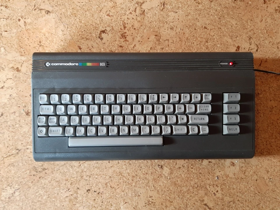 Commodore 16 Heimcomputer inkl. Steckernetzteil + Box - Bild 1 von 4