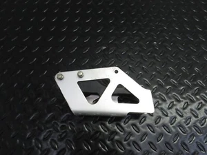 05-19 SUZUKI DRZ 400S DRZ400S OEM REAR SWINGARM CHAIN GUIDE AND PLATE - Foto 1 di 8