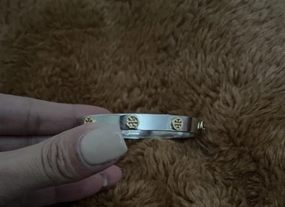 Pulseira com logotipo de prata e ouro Tory Burch - Imagem 1 de 4