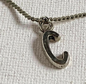 Collar Vintage Itial "C" en Cadena Serpentina Tono Plata 15" - Imagen 1 de 6