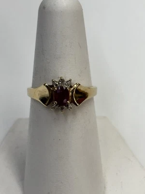 Anillo de diamantes y rubíes de oro amarillo de 10k talla 7 Foto 1 de 4