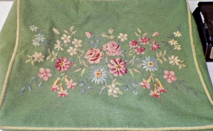 VINTAGE HANDARBEIT SCHEMELBEZUG BLUMENMOTIV TOLLE VERARBEITUNG HANDARBEIT - Bild 1 von 3