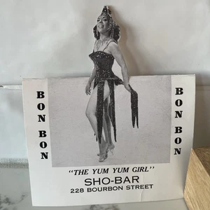 Sho-Bar Tischkarte Vintage 60er New Orleans Burlesque Tänzerin Yum Yum Girl B1 - Bild 1 von 8