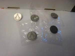 5 yes 5 Assassins Creed Valhalla GameStop Pre-orden Exclusivo Logo Pin Sellado - Imagen 1 de 7