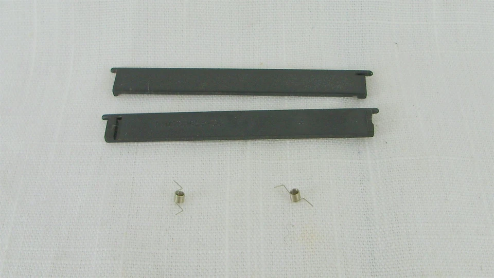 Compaq Presario 1220 CM2940 PCMCIA Door Flap Assembly 51M100R28-00 - Image 1 of 1