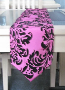 Tischläufer FUCHSIA ROSA TAFT MIT SCHWARZEM BEDRUCKTEM FLOCKDESIGN - Bild 1 von 3