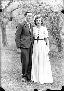Couple homme femme extérieur arbres - négatif photo ancien an. 1940 negative - Imagen 1 de 1