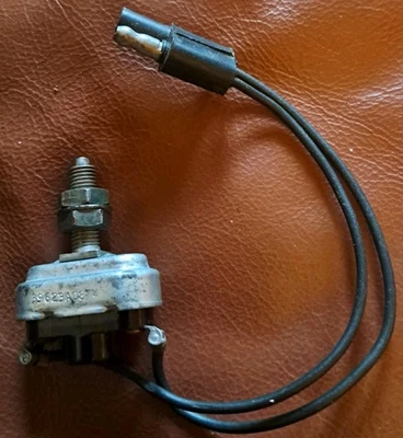 INTERRUTTORE FRENO A MANO JAGUAR E-TYPE MK2 420 DAIMLER LOTUS LUCAS 39623a  - Immagine 1 di 3