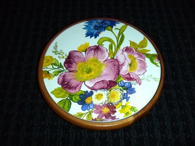 MacKenzie-Childs Blanco Flor Mercado Esmalte Y Madera Trivet 7" W Foto 1 de 4