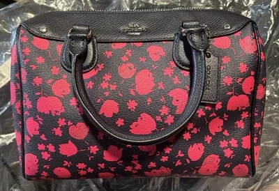 AUTÉNTICO BOLSO MONEDERO COACH PVC FLORAL FLOR MINI BENNET F55466_AZUL MARINO/ROSA $325 Foto 1 de 4