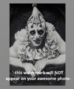 Vintage Creepy Circus Clown Spaventoso FOTO Freak Creepy Strana Testa Diavolo - Foto 1 di 1