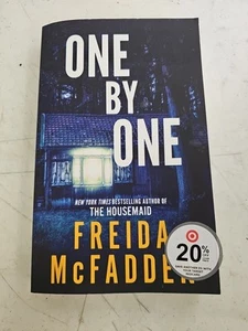 One by One by Freida McFadden (2024, Trade Paperback) New - Imagen 1 de 2