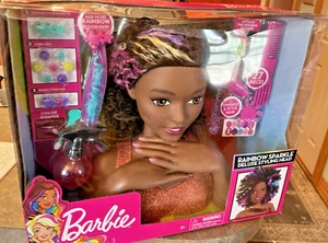NUEVO EN CAJA BARBIE Cabeza de Estilo Negra Arco Iris Brillo Salón de Lujo 27 Piezas ¡Nuevo! - Imagen 1 de 7