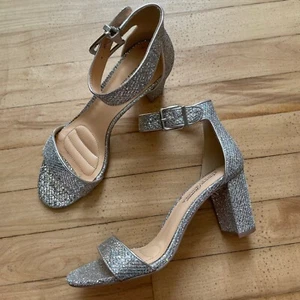 Badgley Mischka Damen-Sandalen mit Schmucksteinen 7,5 Braut silber Riemchen Blockabsatz Party - Bild 1 von 11