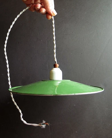 AN EARLY 20th CENTURY GREEN ENAMEL TIN SHADE WITH CERAMIC FITTING & WOODEN TOP Cover