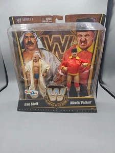 WWE Elite Legends Series 1 Iron Sheik & Nikolai Volkoff, Toys R Us Exclusive - Foto 1 di 8
