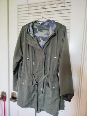 Chaqueta de lluvia Time and Tru para mujer cintura ceñida verde militar forro camuflaje 1x Foto 1 de 4