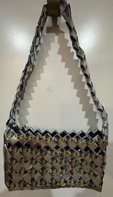 Cartera Shrek Candy Wrapper Plateada y Verde Neón De Colección con Asa y Cremallera  Foto 1 de 4