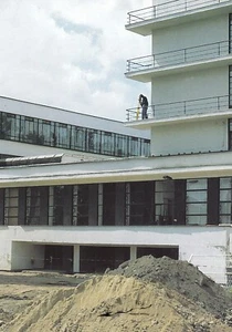 Cartolina: edificio Bauhaus Dessau / vista sud-est durante la ristrutturazione 1996 - Foto 1 di 1