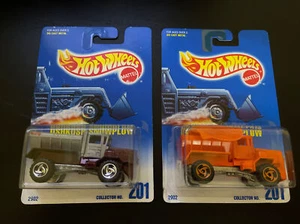 Lotto di 2 Hot Wheels OSHKOSH SPAZZANEVE da collezione #201 nuovi con scatola H557 marrone e arancione - Foto 1 di 6