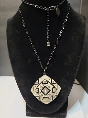 Colar de cristal branco e preto esmaltado Casa Branca/Mercado Negro - Imagem 1 de 4