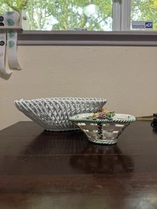 Juego de 2 cestas italianas vintage de cerámica pintadas a mano blancas y florales - Imagen 1 de 13