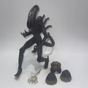 Alien Figure McFarlane Toys 2004 Xenomorph 9” W/ Face Hugger & Eggs - Picture 1 of 10