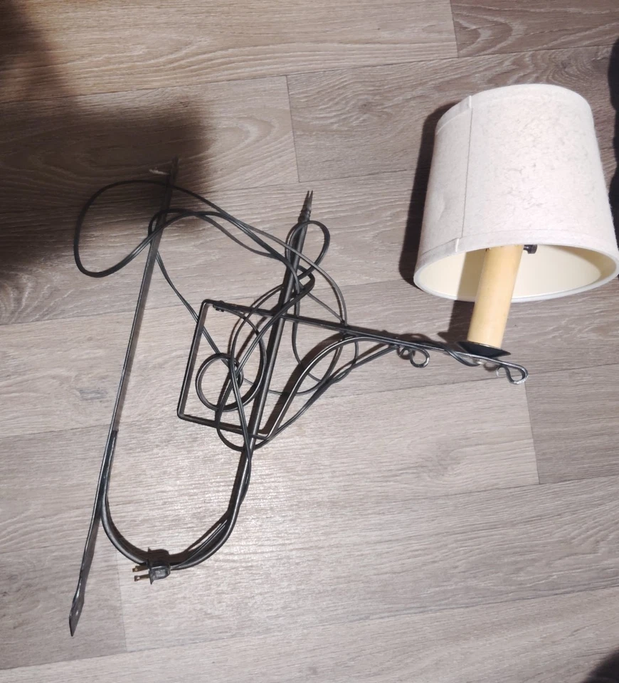 Antigua lámpara de montaje en pared de hierro forjado hecha a mano con brazo oscilante con pantalla de lámpara  Foto 1 de 3