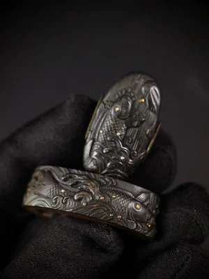 Carpa japonesa ondulada Fuchi y Kashira para Wakziashi período Edo antigua B103 Foto 1 de 4