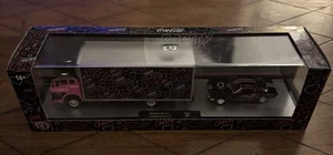 Camión Ford C-950 1966 Chase Coca Cola M2 2025 y Ford Mustang 1965 2+2 - Imagen 1 de 9