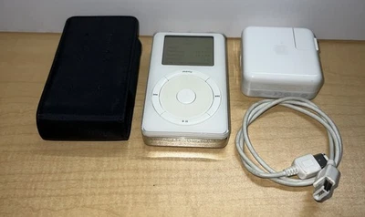 Apple iPod Classic 2nd Generation A1019 20GB Bundle - Image 1 of 4