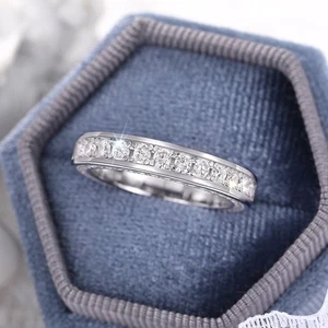 Alianza de boda redonda de moissanita de 2,00 CTW enchapada en oro blanco de 14K - Imagen 1 de 12