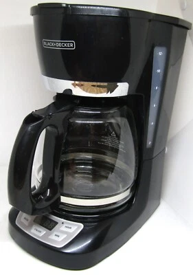 Cafetera programable QuickTouch BLACK+DECKER☕️12 tazas, negra, modelo CM1060B Foto 1 de 4