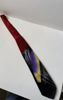 Corbata plisada rara Venturi Uomo. Rojo, negro, amarillo. Foto 1 de 4