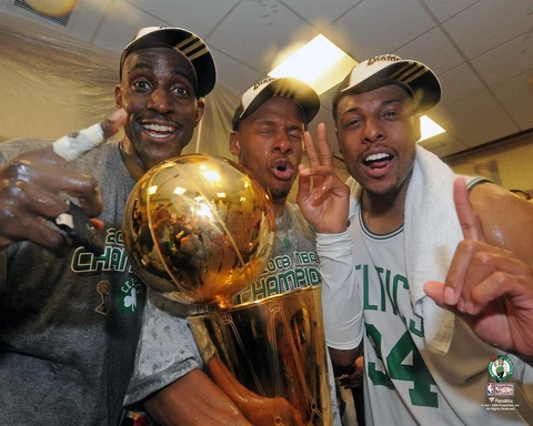 Kevin Garnett Boston Celtics Unsigned 2008 Champship Cover