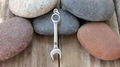 Berloque de chave de prata esterlina, chave folheada a ródio, berloques de ferramenta - Imagem 1 de 4