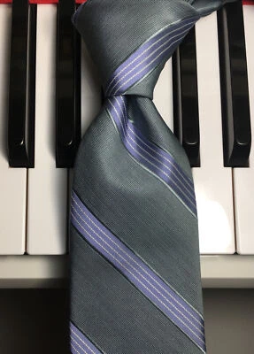 Corbata de seda verde musgo ejecutiva y elegante CALVIN KLEIN con rayas azules y plateadas Foto 1 de 4
