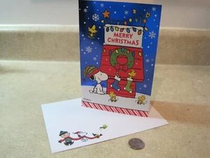 1 HIGH QUALITY 2-D PEANUTS SNOOPY CHRISTMAS CARD WOODSTOCK DECORATING DOGHOUSE  - Picture 1 of 6