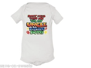 DON'T MESS WITH ME MY UNCLE KICKS BUTT enredadera de hombro regazo recién nacido hasta 24 meses - Imagen 1 de 6