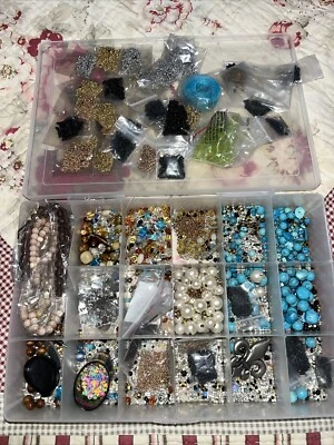 Lote de cuentas de semillas, hallazgos, cuentas de turquesa, cadenas y contenedor dividido  Foto 1 de 4