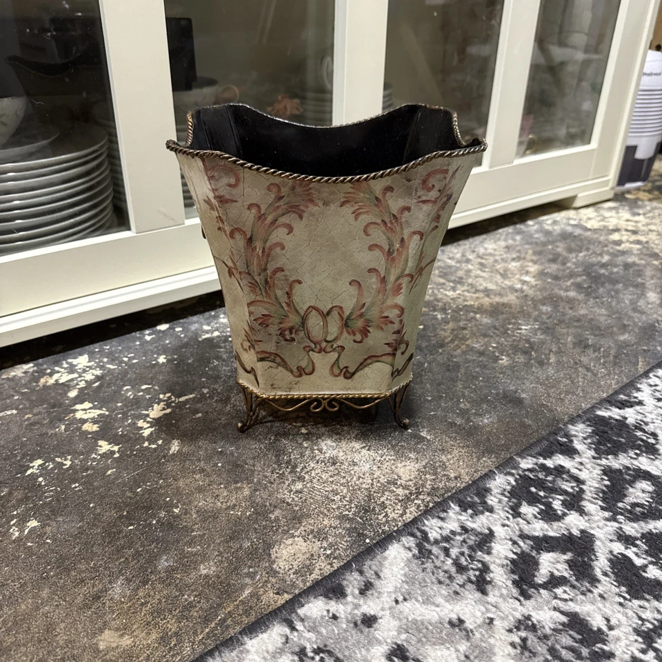 Maceta de tamaño mediano pequeña cesta de residuos bronceada dorada y verde con estampado floral Foto 1 de 4