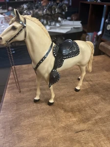HARTLAND HORSE - cremefarbenes Westernpony mit Breyer Sattel mit Kette - Bild 1 von 6