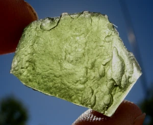 27.3 carats 26mm MOLDAVITE from Czech Republic from meteorite impact with a COA - Picture 1 of 2