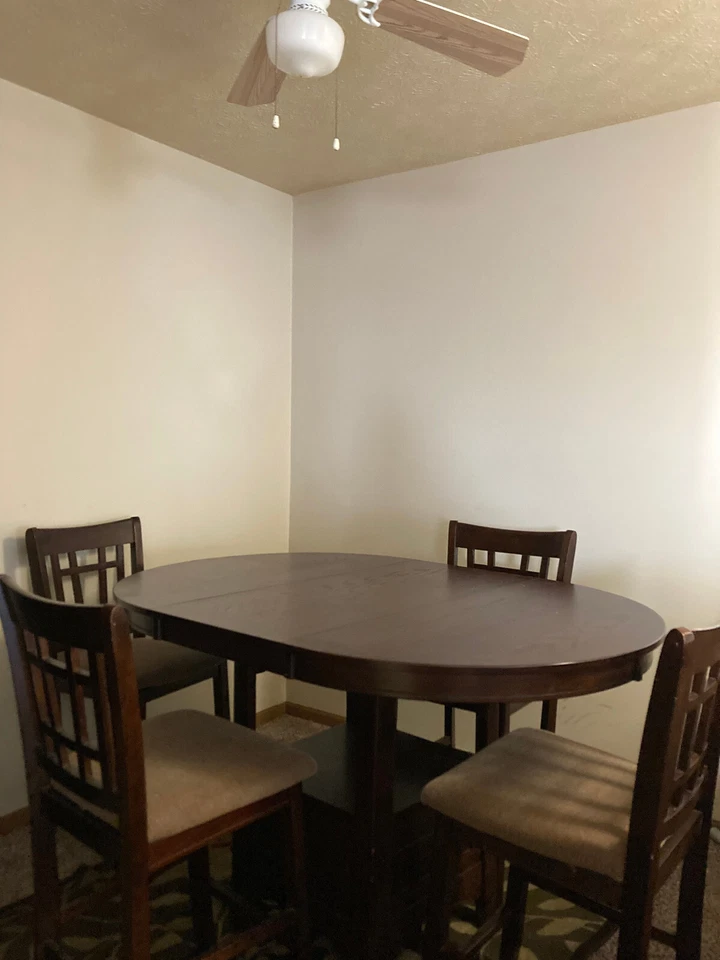 Juego de mesa de comedor para 4 modernas ovaladas con tronas Foto 1 de 4