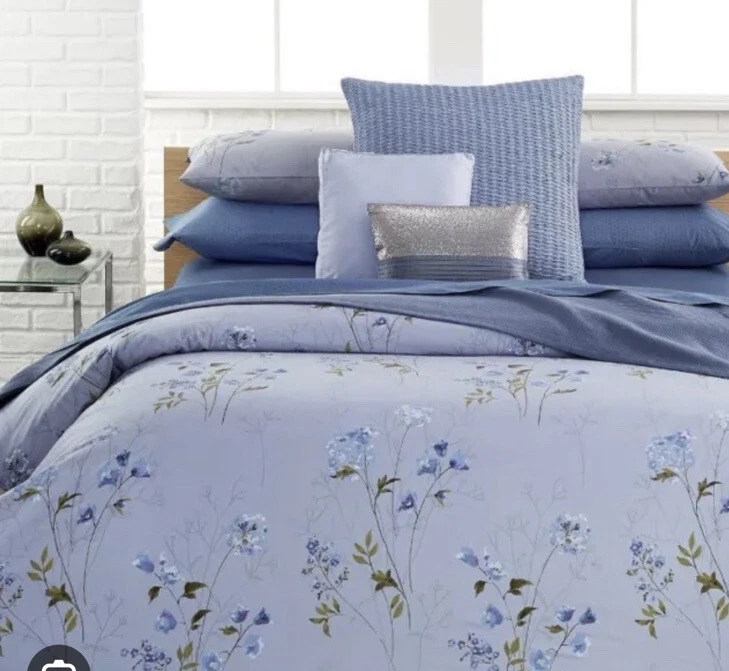 Edredón Queen Floral Azul Calvin Klein Shenandoah y Dos Fundas Estándar. Foto 1 de 4