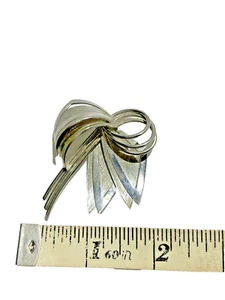 Spilla brutalista vintage vortice astratta tono argento spilla strutturata gioielli moda - Foto 1 di 6