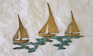 Escultura náutica colgante de pared Art Deco velero de latón vintage sobre olas  - Imagen 1 de 8
