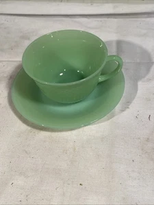Taza acanalada verde jadeíta Fire King vintage y platillo flores en taza - Imagen 1 de 6