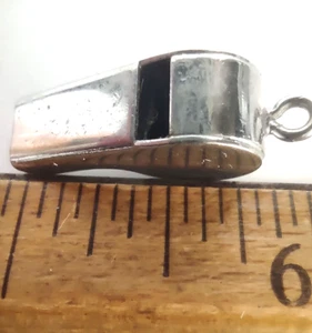 Colgante de colección pequeño tono plata con sello silbato *1" *Funciona - Imagen 1 de 5