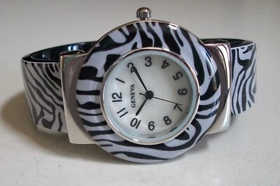 Reloj brazalete informal elegante de moda plateado con estampado de cebra y esfera numerada para mujer Foto 1 de 4